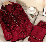 Two-piece pajamas made of velvet